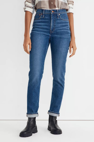 These $40 American Eagle Mom Jeans Are Perfect for Petite Sizes