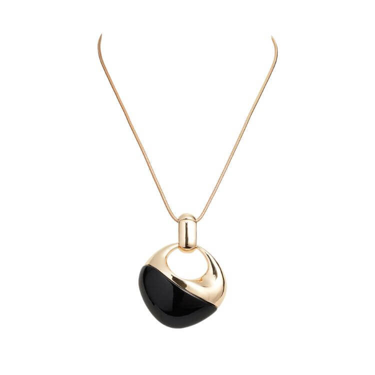 pendant necklace fall capsule wardrobe