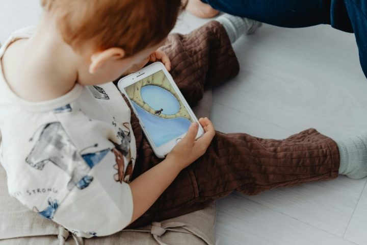 toddlers and smartphones