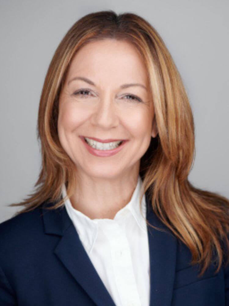 lisa bahar headshot