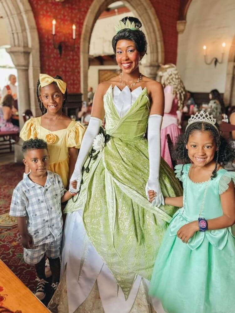 disneyland vs disney world character experiences