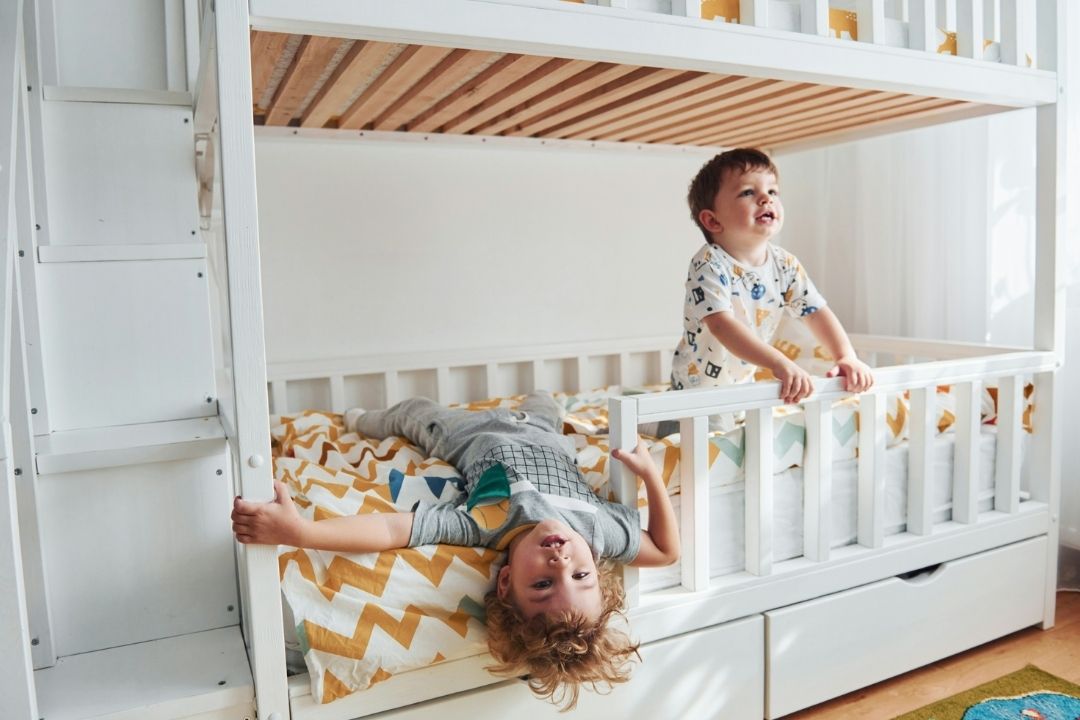 I Grew Up Sharing a Bedroom With My Sibling— Here Are the Pros and Cons