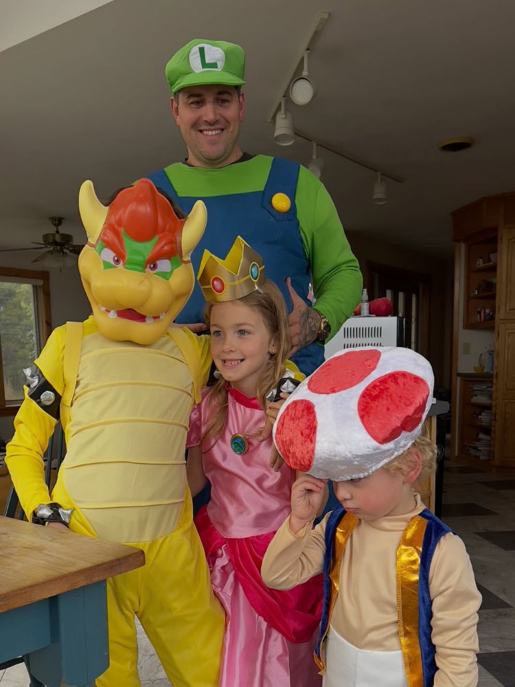 super mario bros family costume 2026